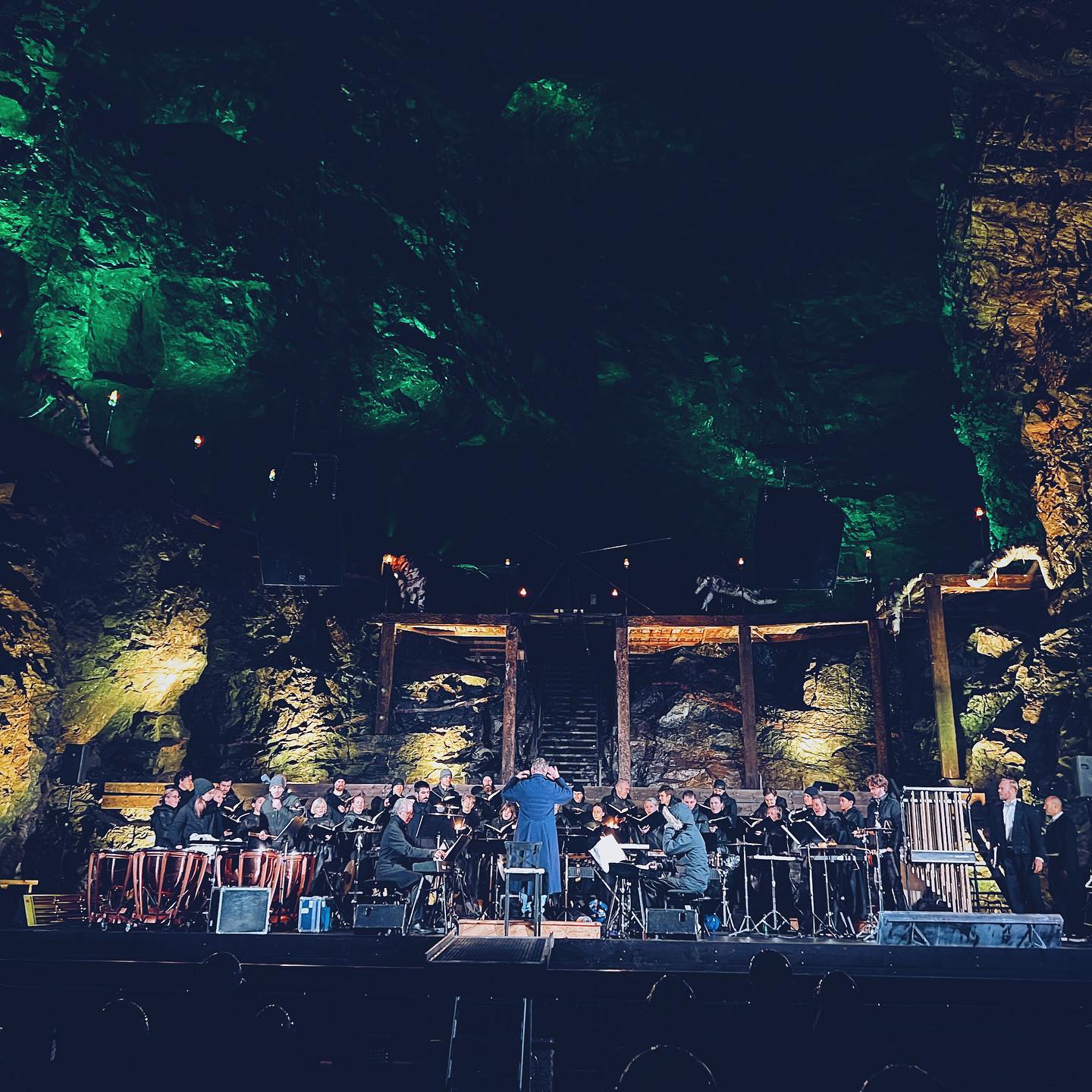 Sofia Vokalensemble och musiker framför Carmina Burana i Äventyrsgruvan
