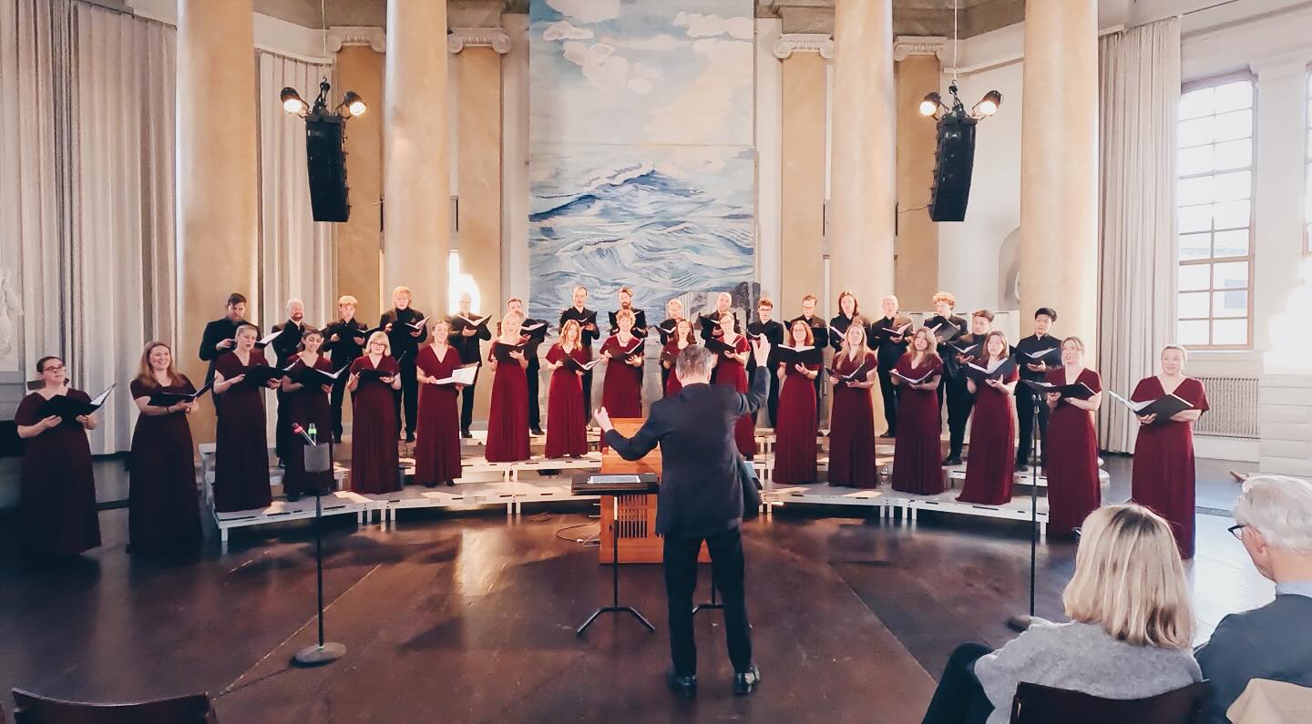 Sofia Vokalensemble och Bengt Ollén sjunger under EricSong i Eric Ericsonhallen