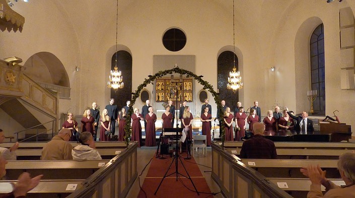 Sofia Vokalensemble tar emot publikens applåder i Gagnefs kyrka