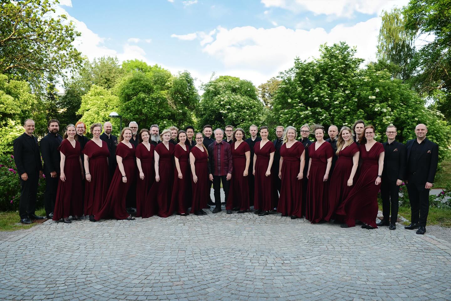 Sofia Vokalensemble samlad utomhus i samband med körens 30-årsjubileum