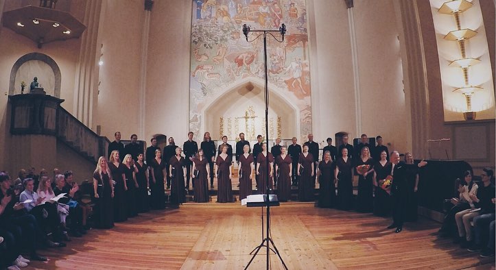 Sofia Vokalensemble tar emot applåder efter höstkonserten i Sofia kyrka