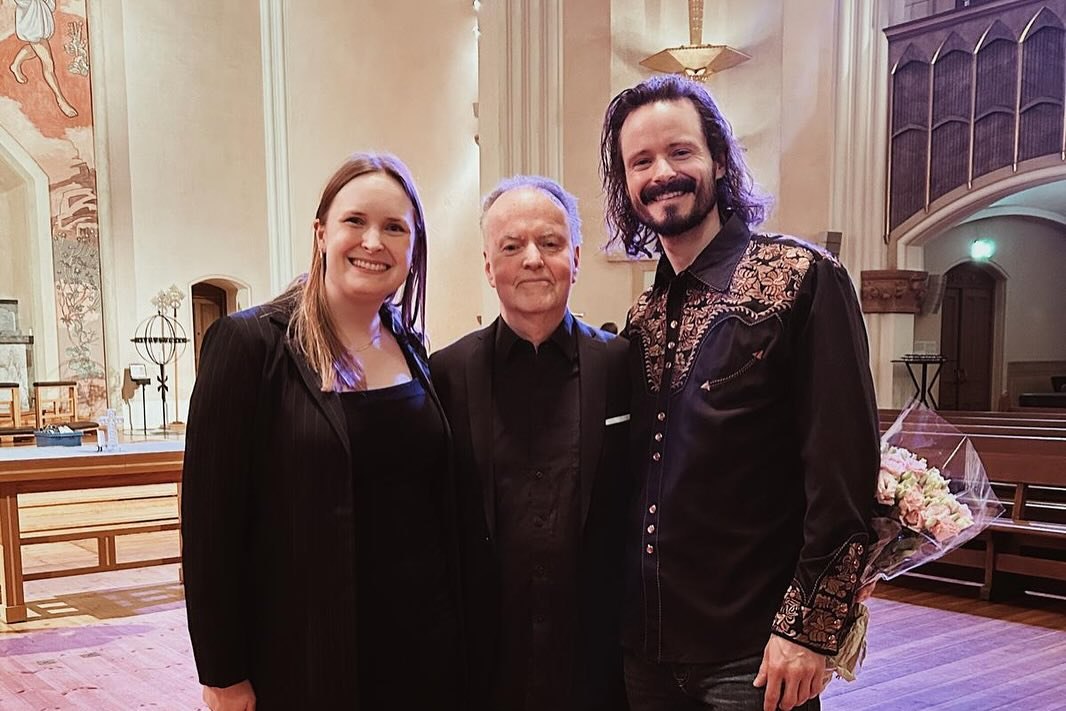 Mari Sainio och Matthew Peterson tillsammans med Bengt Ollén i Sofia kyrka