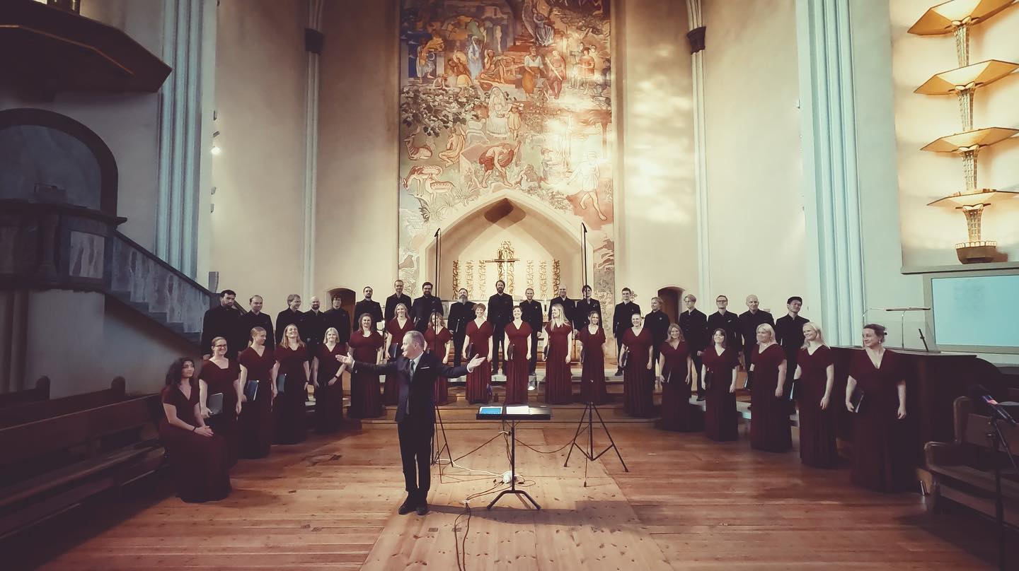 Sofia Vokalensemble och Bengt Ollén tar emot applåder i Sofia kyrka