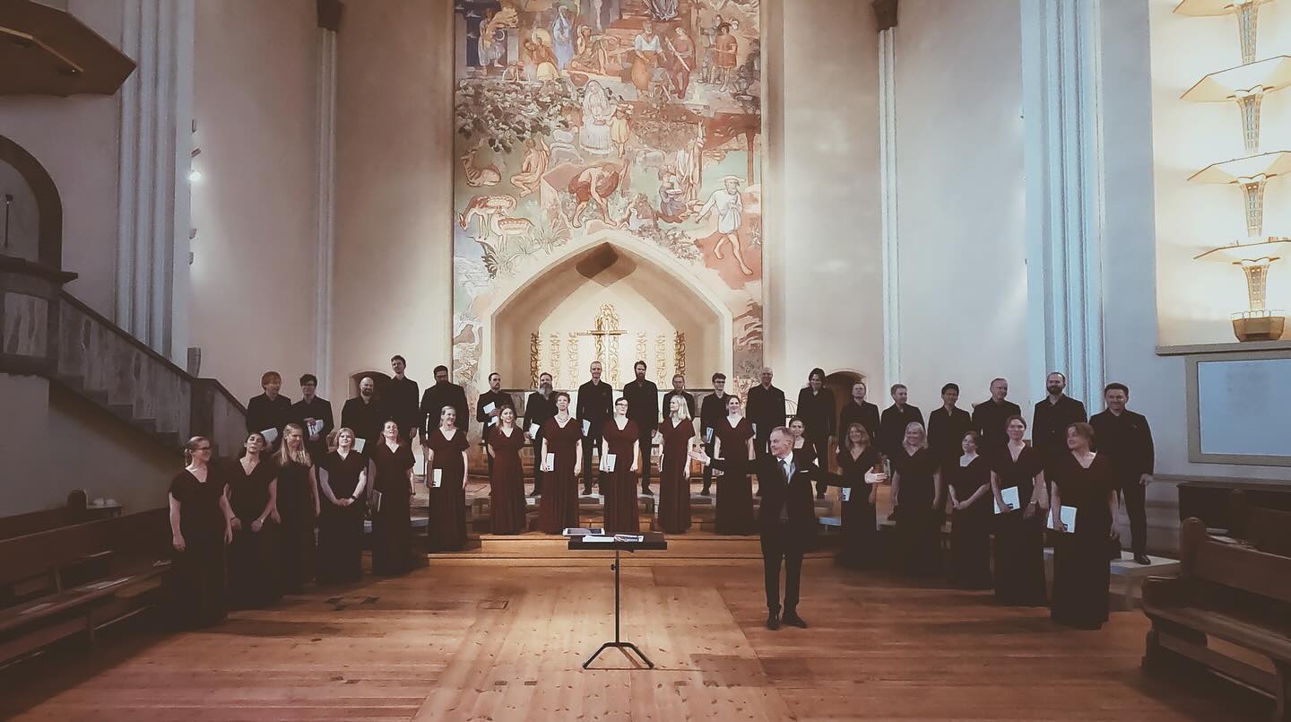 Sofia Vokalensemble och Bengt Ollén efter sommarkvällskonserten i Sofia kyrka