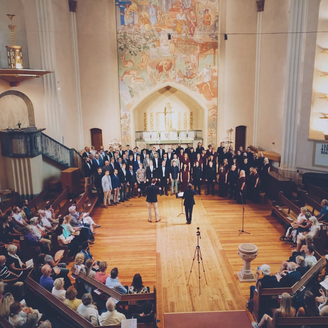 Sofia Vokalensemble och Zero8 samlade framför publiken i Sofia kyrka