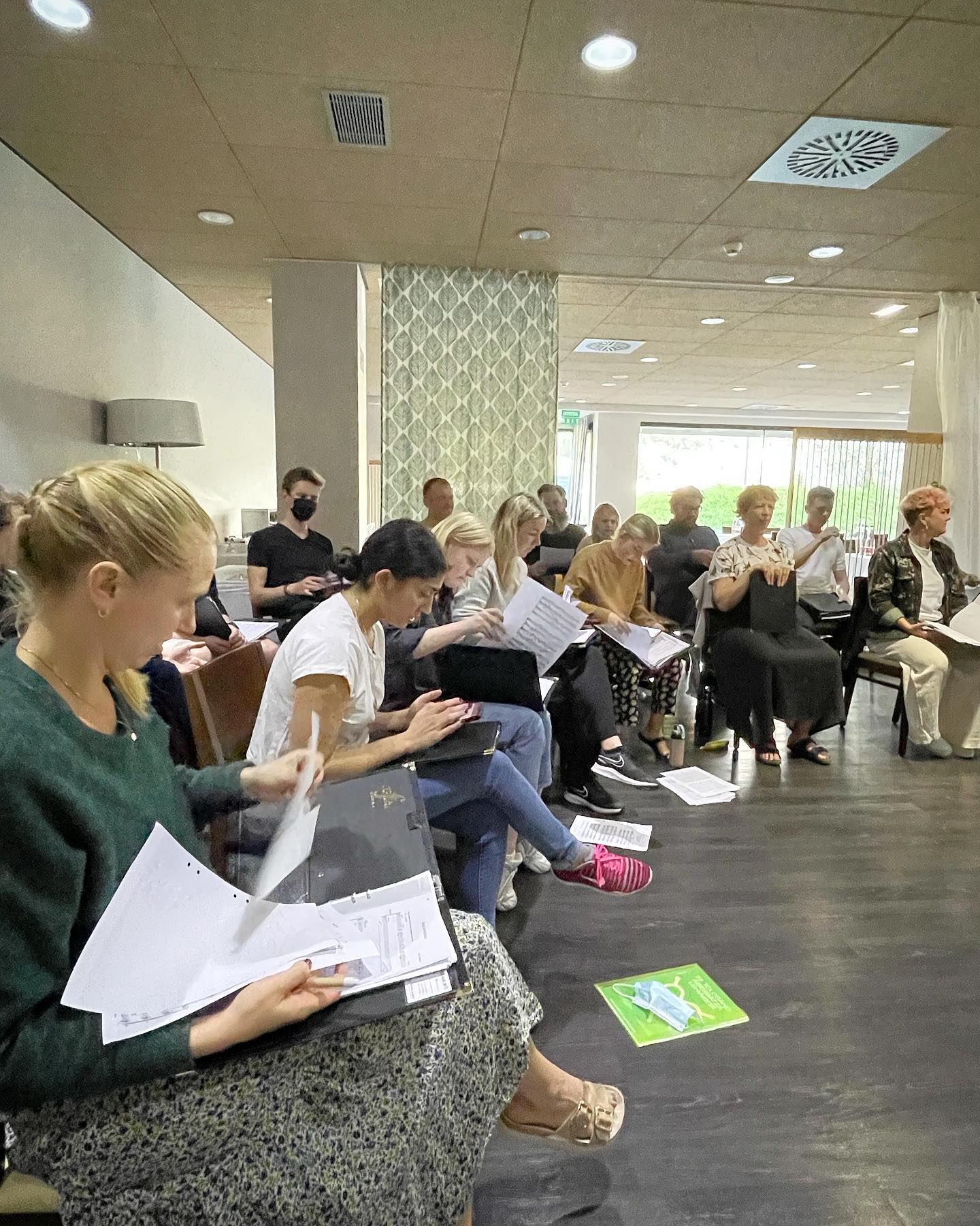 Sofia Vokalensemble repeterar efter ankomsten till Baskien