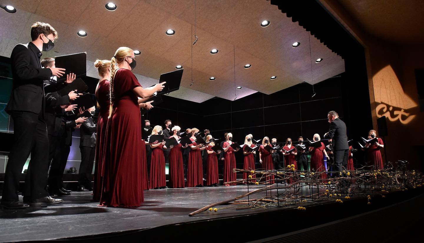 Sofia Vokalensemble sjunger på scen under festivalen i Tolosa 2021