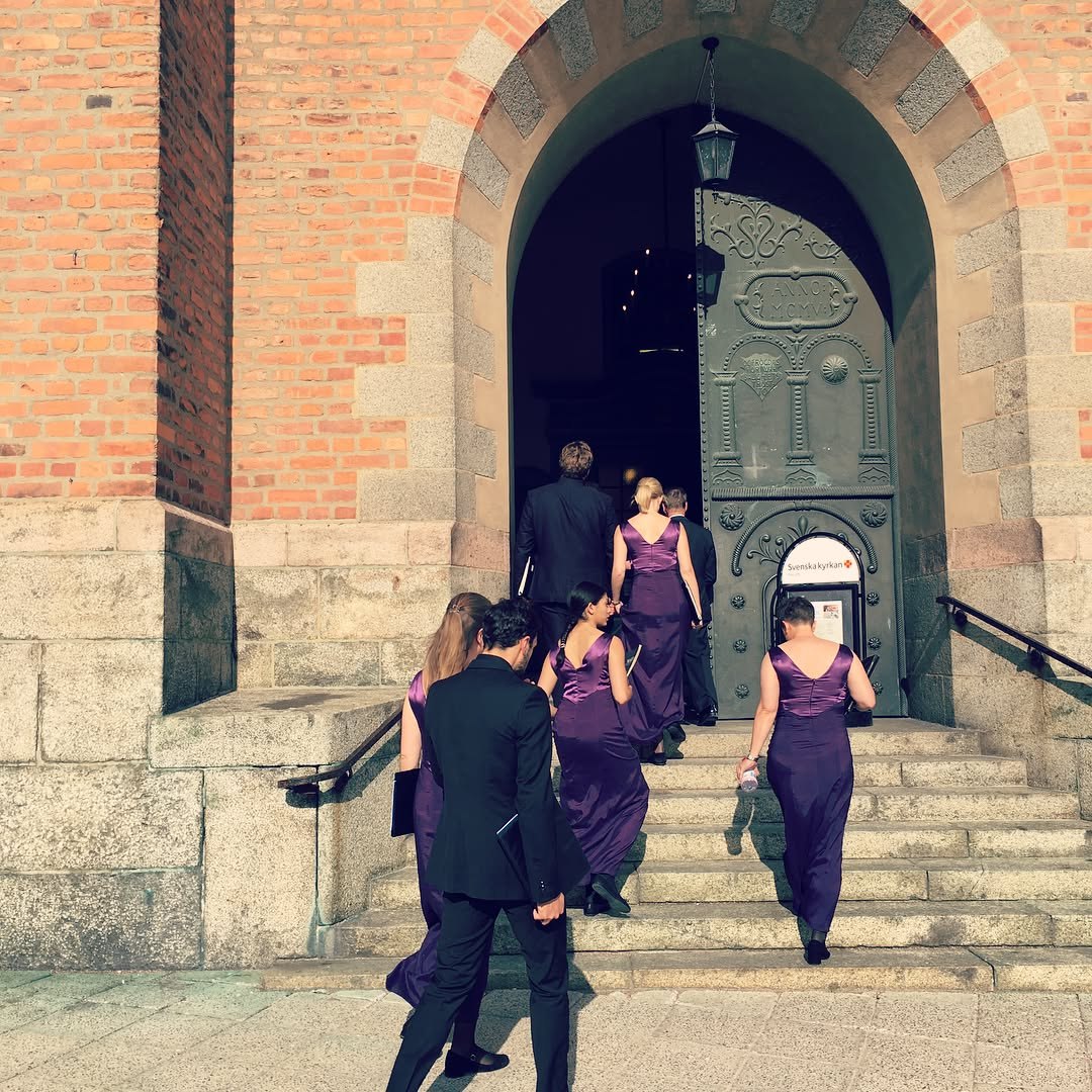 Körmedlemmar vid ingången till Kristine kyrka i Falun