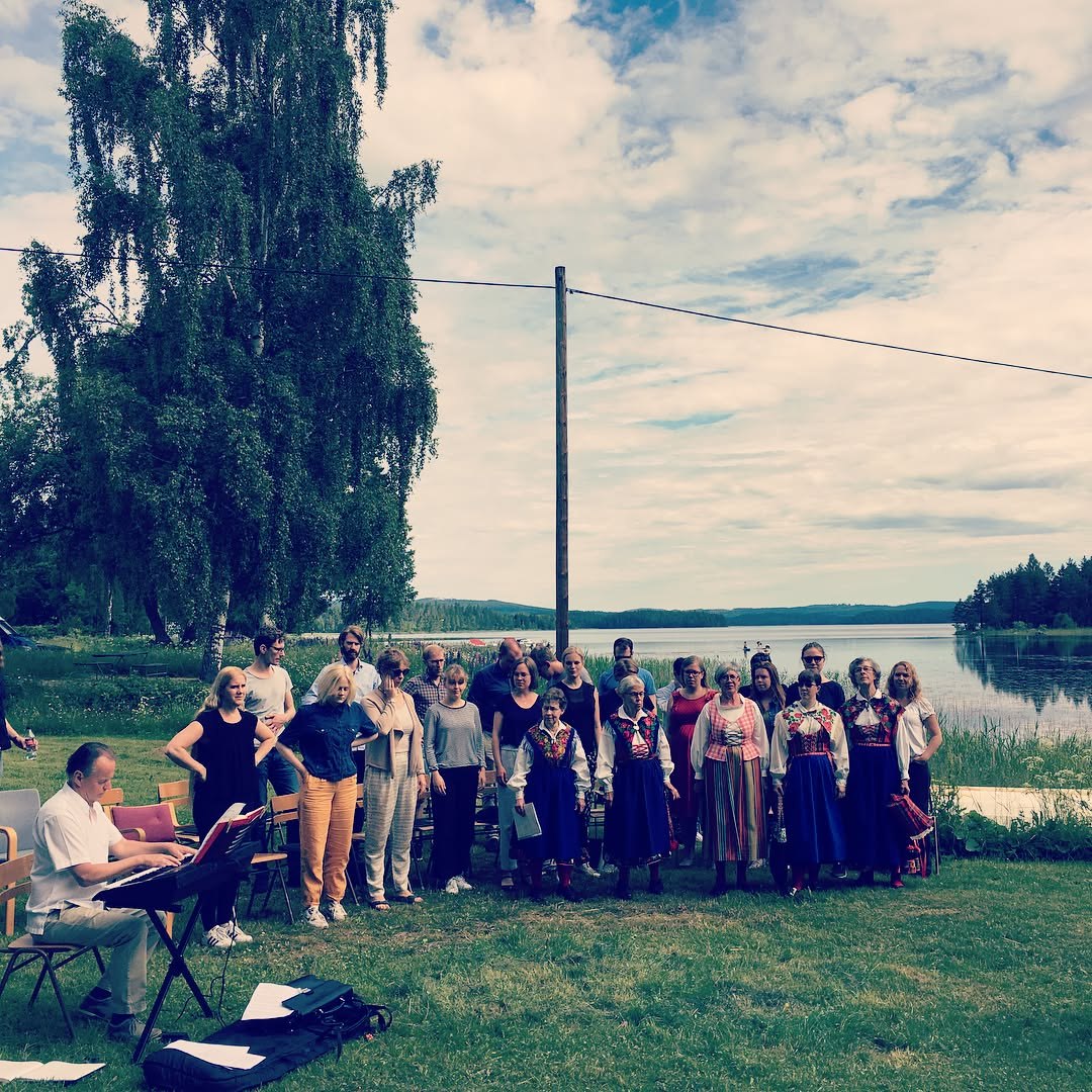 Körsångare och pianist vid Flosjön under Dala-turnén