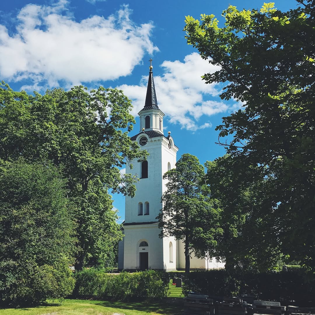 Siljansnäs kyrka omgiven av sommargrönska