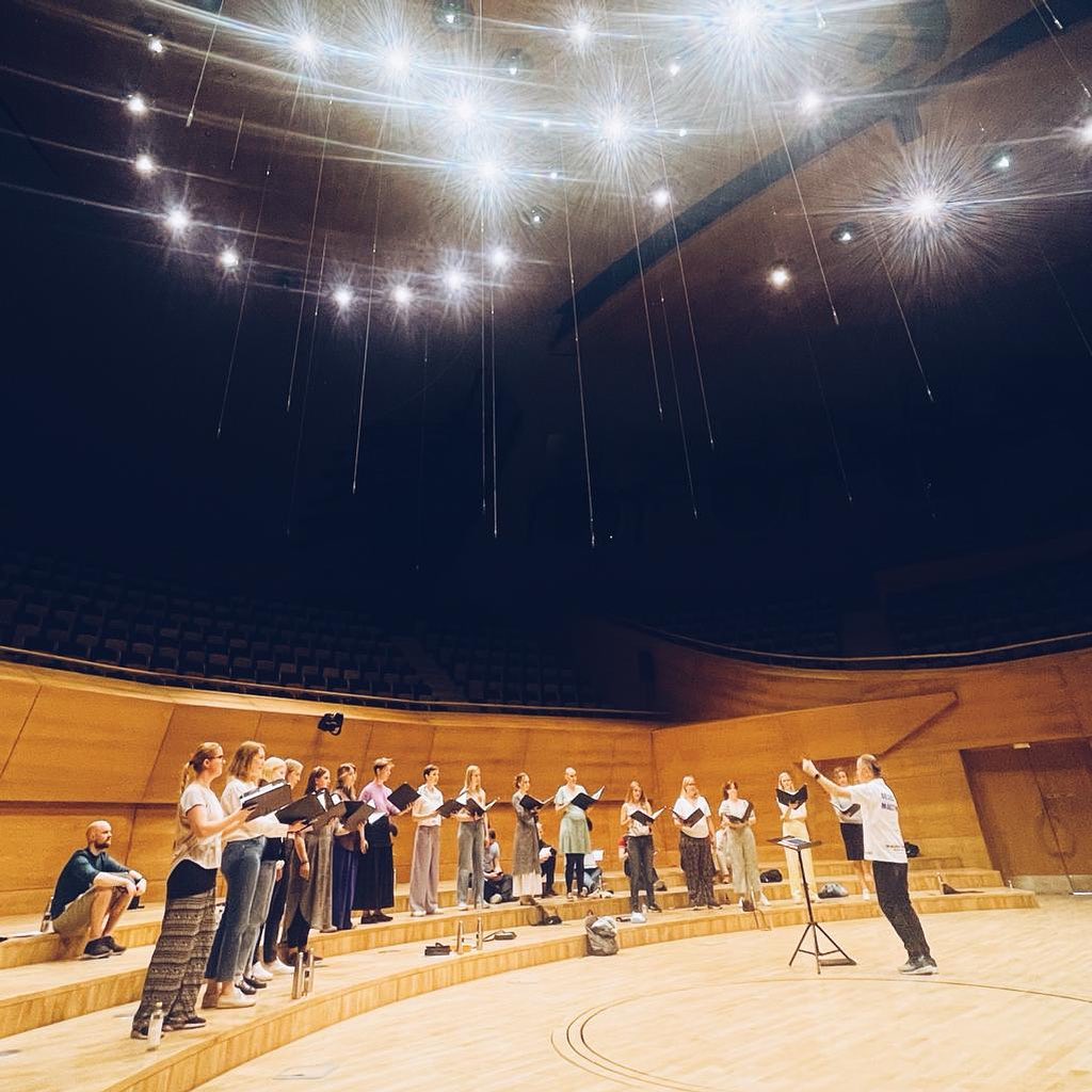 Sofia Vokalensemble repeterar på scenen i CSO Ada Ankara Main Hall