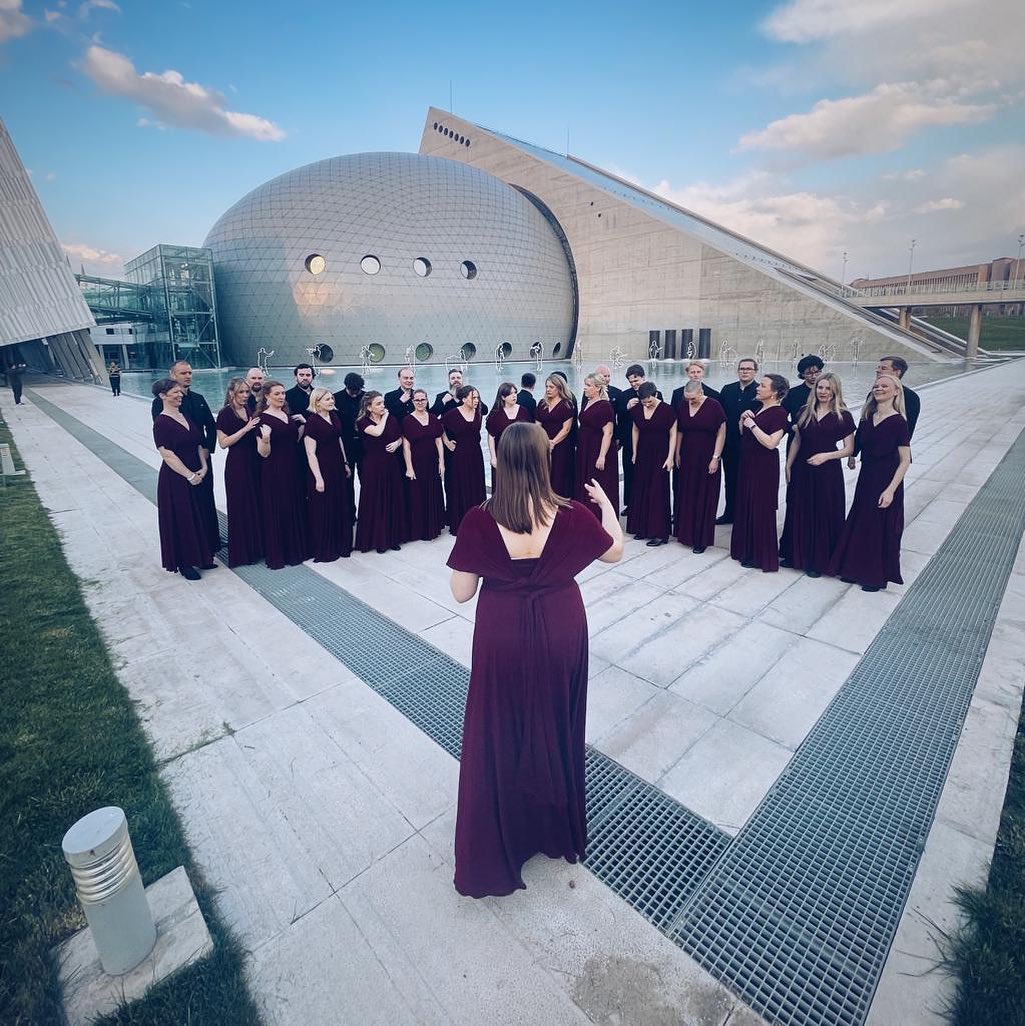 Sofia Vokalensemble sjunger utanför konserthuset CSO Ada i Ankara