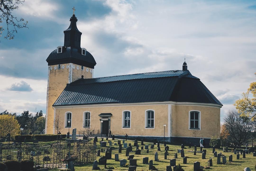 Hölö kyrka sedd från kyrkogården