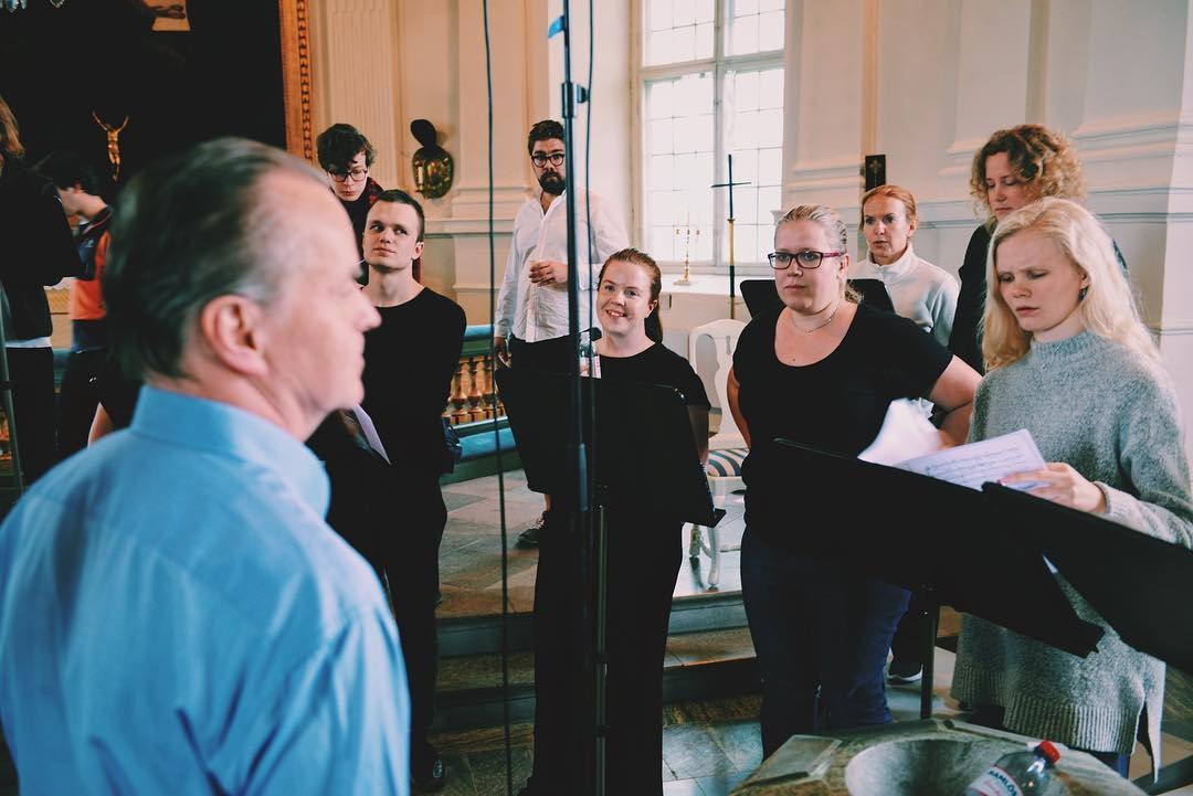 Körsångare och Bengt Ollén under inspelningsarbetet