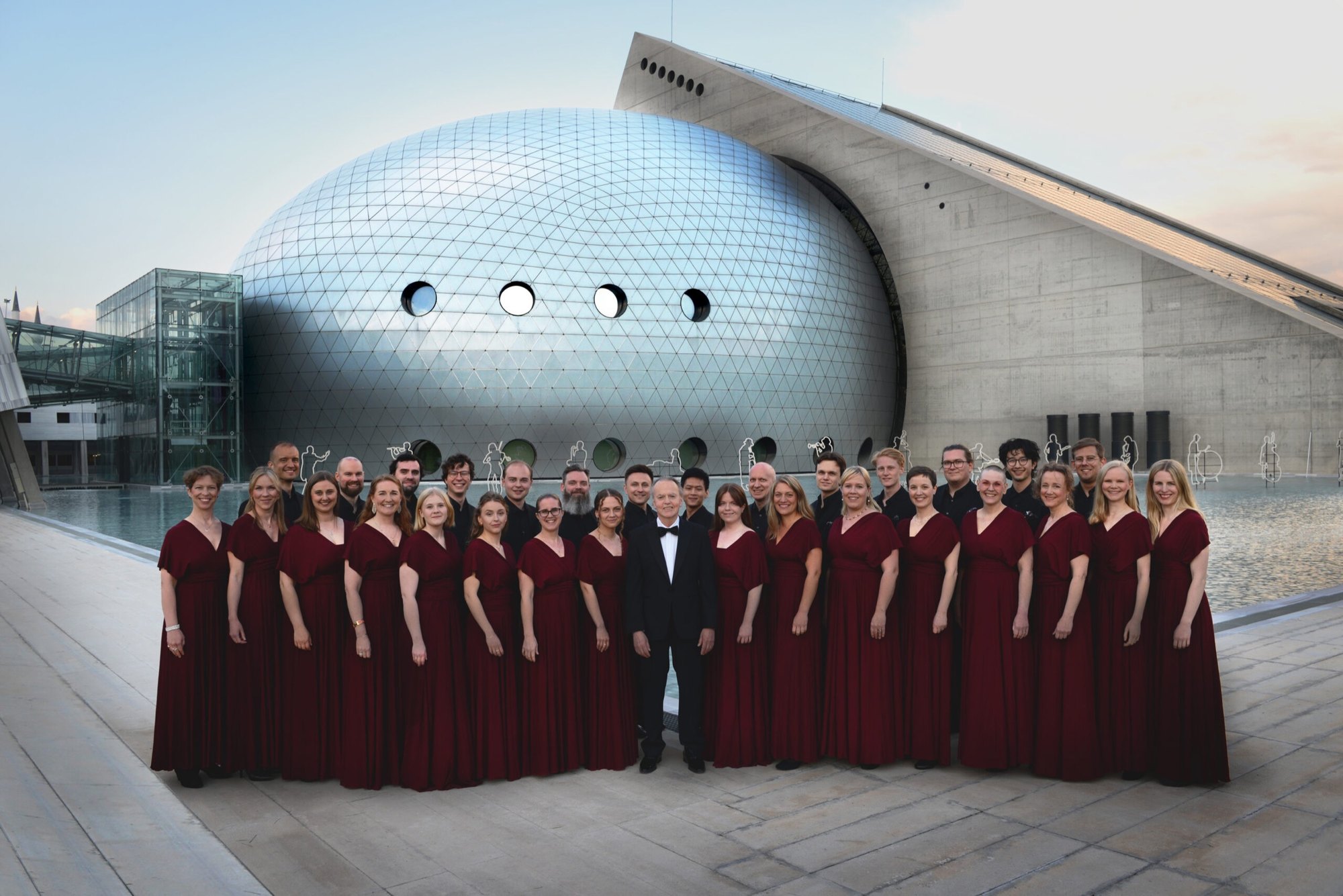 Sofia Vokalensemble utanför konserthuset i Ankara 2023